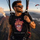 Homme portant un t-shirt noir avec le design « 974 Dans le Cœur » lors d'un vol en parapente au-dessus du Piton de la Fournaise à l'île de La Réunion.
