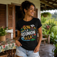 Femme portant un t-shirt noir avec le design « 974 La Réunion Lé La » sur la varangue d'une maison créole traditionnelle à l'île de La Réunion.