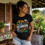 Femme portant un t-shirt noir avec le design « 974 La Réunion Lé La » sur la varangue d'une maison créole traditionnelle à l'île de La Réunion.