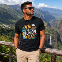 Homme portant un t-shirt noir avec le design « 974 La Réunion Lé La » devant le panorama spectaculaire du cirque de Mafate à l'île de La Réunion.