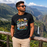 Homme portant un t-shirt noir avec le design « 974 La Réunion Lé La » devant le panorama spectaculaire du cirque de Mafate à l'île de La Réunion.