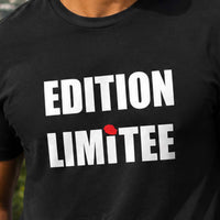 Homme portant un t-shirt noir avec le design « Edition Limitée » devant un panorama montagneux de l'île de La Réunion.