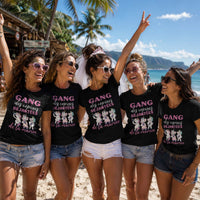 Groupe de femmes portant un t-shirt noir avec le design « Gang des copines déjantées de la mariée » lors d'un enterrement de vie de jeune fille sur une plage tropicale à La Réunion