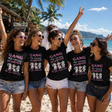 Groupe de femmes portant un t-shirt noir avec le design « Gang des copines déjantées de la mariée » lors d'un enterrement de vie de jeune fille sur une plage tropicale à La Réunion