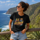Femme portant un t-shirt noir avec le design « Île de la Réunion » devant les falaises et l'océan à La Réunion