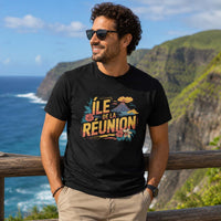 Homme portant un t-shirt noir avec le design « Île de la Réunion » devant les falaises et l'océan à La Réunion