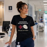 Femme portant un t-shirt noir avec le design « Infirmière Réunionnaise Mi aime mon métier » dans un couloir d'hôpital, vêtue d'une tenue médicale.
