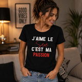 Femme portant un t-shirt noir avec le design « J'aime le Sexe c'est ma Passion » dans un appartement moderne avec une attitude souriante et décontractée.