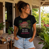 Femme portant un t-shirt noir avec le design « Ma Case, Ma Kour, Mon Paradis » sur la varangue d'une maison créole traditionnelle entourée d'un jardin tropical à l'île de La Réunion.