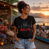 Femme portant un t-shirt noir avec le design « Mon Cœur Bat Maloya » au bord de la plage lors d'une soirée maloya créole traditionnelle à l'île de La Réunion.
