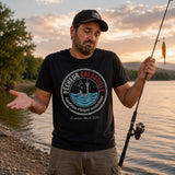 Pêcheur portant un t-shirt noir avec le design « Pêcheur Bredouille » tenant sa canne à pêche avec humour au bord d'une rivière après une sortie sans poisson.