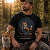 Homme portant un t-shirt noir avec une illustration de renard et le texte « Le renard m'attend, il est temps de partir ! », photographié en forêt aux côtés d'un renard dans un décor boisé au coucher du soleil.