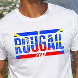 Homme portant un t-shirt blanc avec le design « Rougail 974 » face aux falaises et au littoral de l'île de La Réunion.
