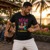 Homme portant un t-shirt noir avec le design « Séga La Ambiance ! » en train de danser le séga réunionnais lors d'une animation musicale en plein air à La Réunion.