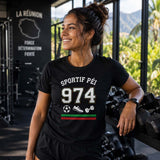 Femme portant un t-shirt noir avec le design « Sportif Péi 974 » dans une salle de sport moderne à La Réunion, près des haltères