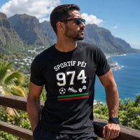 Homme portant un t-shirt noir avec le design « Sportif Péi 974 » devant un panorama montagneux et l'océan à La Réunion